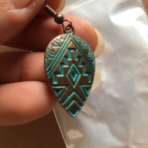 Retro bronze smeared ethic style earrings with turquoise embellishment - Picture 4 of 4